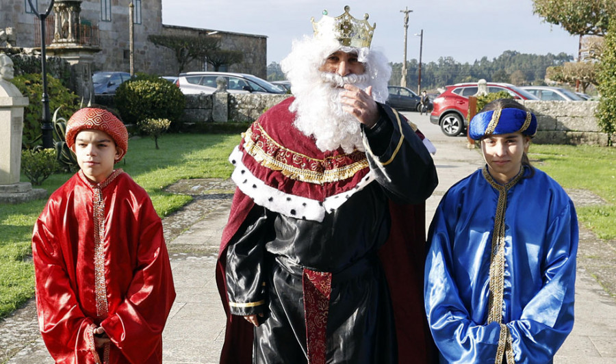 Los Reyes recuperan en Ribadumia la tradición de visitar y agasajar a los ancianos