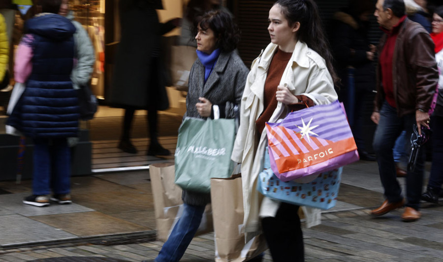 Largas colas desde primera hora y descuentos de hasta el 50 % en el inicio de las rebajas