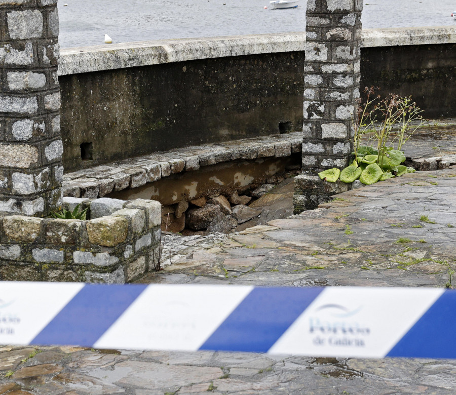 La grieta del tramo precintado en  O Cantiño en A Illa cede y parte del  paseo se viene abajo