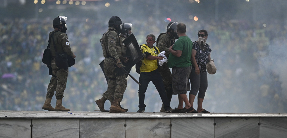 Suben a 300 los bolsonaristas detenidos por el intento de golpe de Estado en Brasil