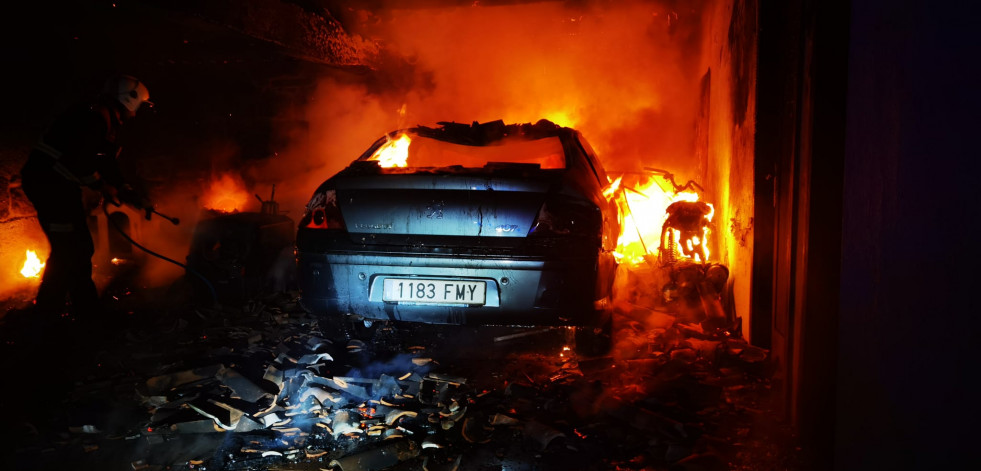 Dos coches, dos tractores, un cortacésped y una moto, quemadas en un incendio en Cuntis
