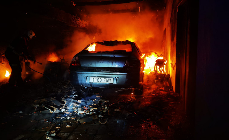 Dos coches, dos tractores, un cortacésped y una moto, quemadas en un incendio en Cuntis
