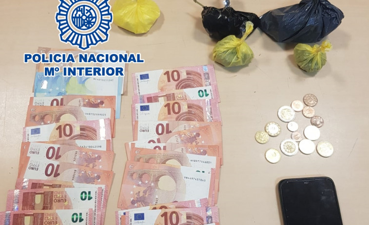 La Policía Nacional desarticula un punto de venta de droga en Vilaxoán