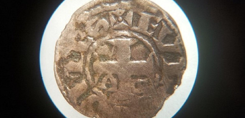 Catoira hará una réplica de una moneda del siglo XI encontrada en la zona de las Torres do Oeste