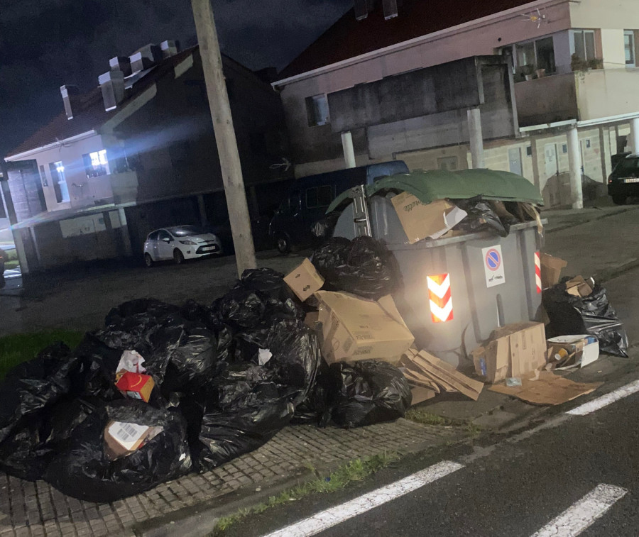 La Policía Local de Ribeira requiere a McDonald’s que evite los problemas de rebose de su basura