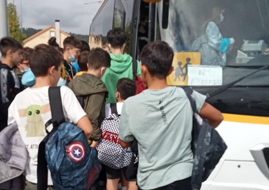 Reavivan las quejas por retrasos en la recogida de alumnos por el transporte escolar en Ribeira