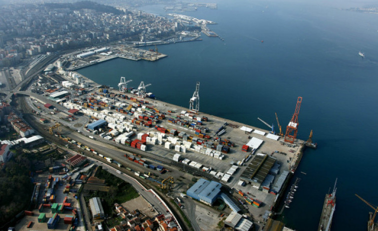 Fallece un hombre de mediana edad tras caer al agua el camión que conducía en la zona del Puerto de Vigo