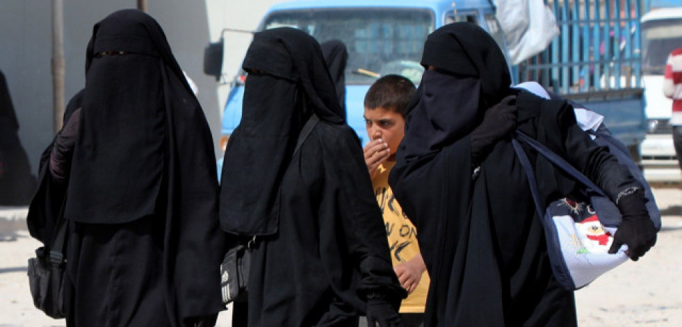 Repatriadas dos españolas esposas de yihadistas y sus 9 hijos desde Siria