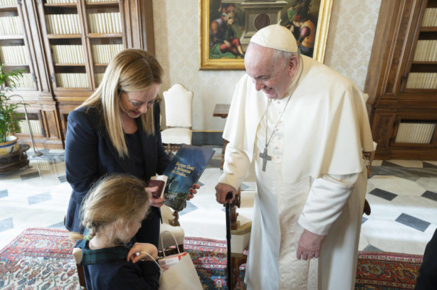 Meloni visita al papa Francisco acompañada de su pareja y su hija