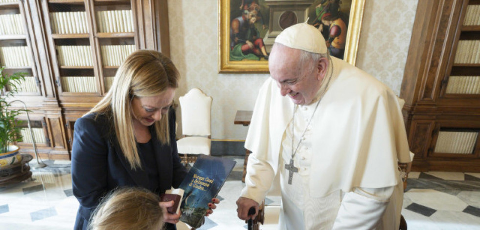Meloni visita al papa Francisco acompañada de su pareja y su hija