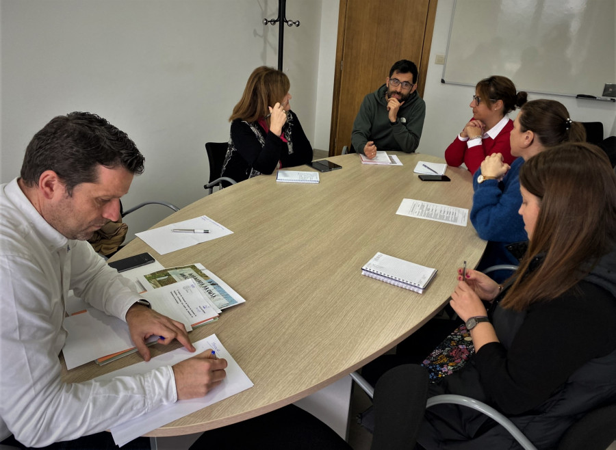 El alcalde de Boiro se interesa por el funcionamiento del centro de formación y vivero de empresas