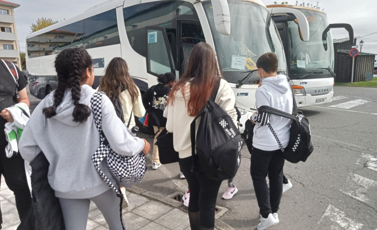 Arrecian las quejas de alumnos y padres del IES Nº1 de Ribeira por incumplimientos del transporte