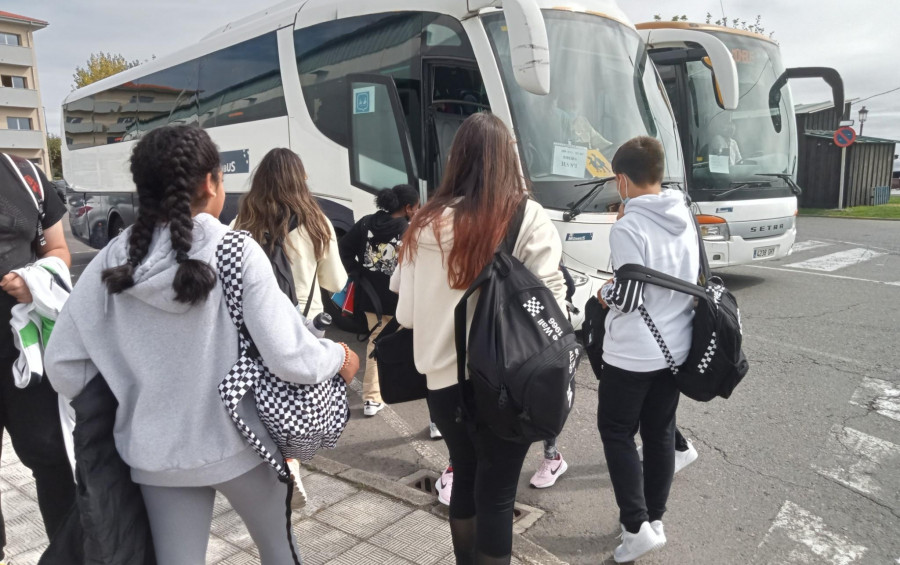 Arrecian las quejas de alumnos y padres del IES Nº1 de Ribeira por incumplimientos del transporte