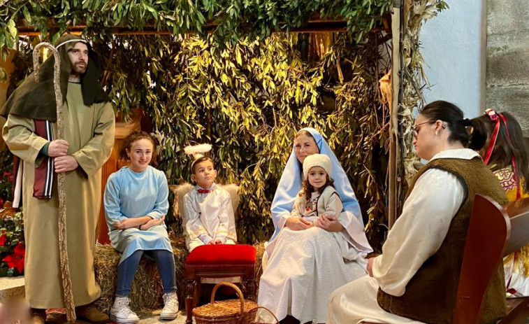 Exitosa escenificación del belén viviente en la iglesia de Taragoña en la misa que presidió el obispo auxiliar de la diócesis