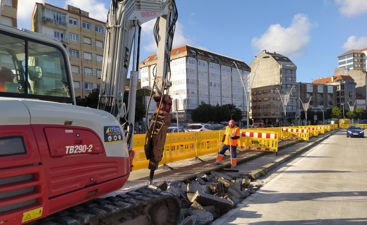 Arranca la mejora de accesibilidad en la acera que separa el Malecón de la zona portuaria de Ribeira