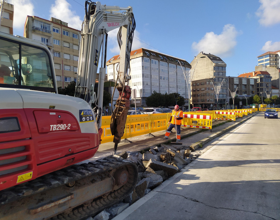 Arranca la mejora de accesibilidad en la acera que separa el Malecón de la zona portuaria de Ribeira