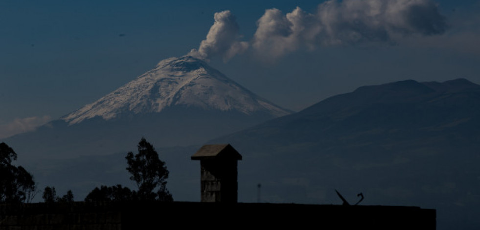 La emisión de gases y ceniza del volcán ecuatoriano Cotopaxi es 