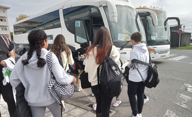 Monbus se reúne con directivos de los institutos de Ribeira para buscar soluciones al transporte