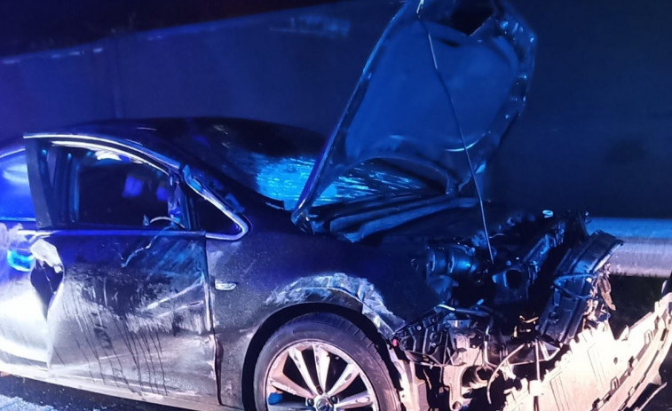 Excarcelan a un conductor tras volcar su coche en Sanxenxo