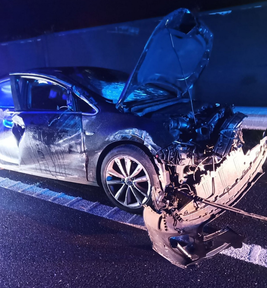 Excarcelan a un conductor tras volcar su coche en Sanxenxo