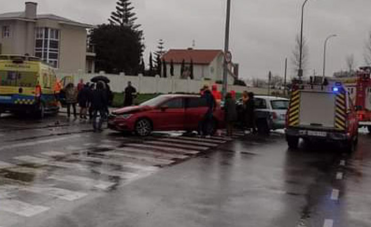 Tres personas heridas, entre ellas un niño, en una colisión frontolateral entre dos coches en Boiro