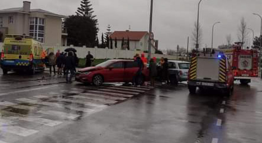 Tres personas heridas, entre ellas un niño, en una colisión frontolateral entre dos coches en Boiro