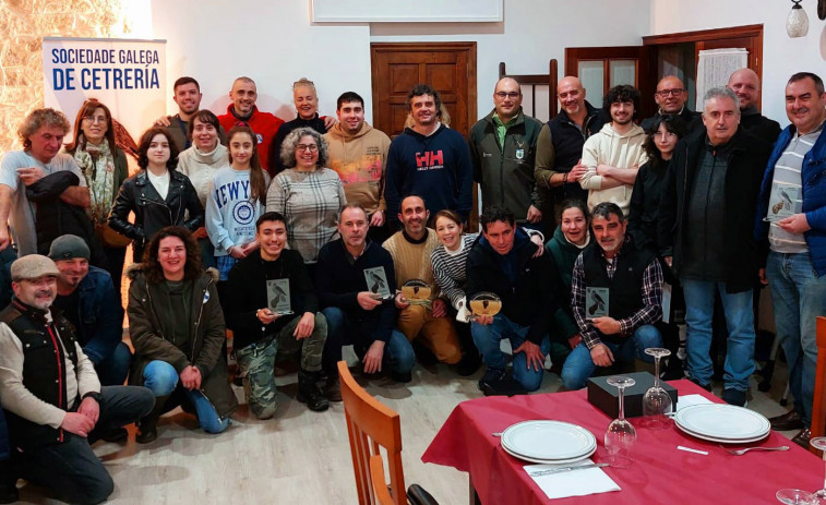 Las aves rapaces reinan en la prueba gallega de cetrería que atrajo a numerosos niños al Monte Iroite