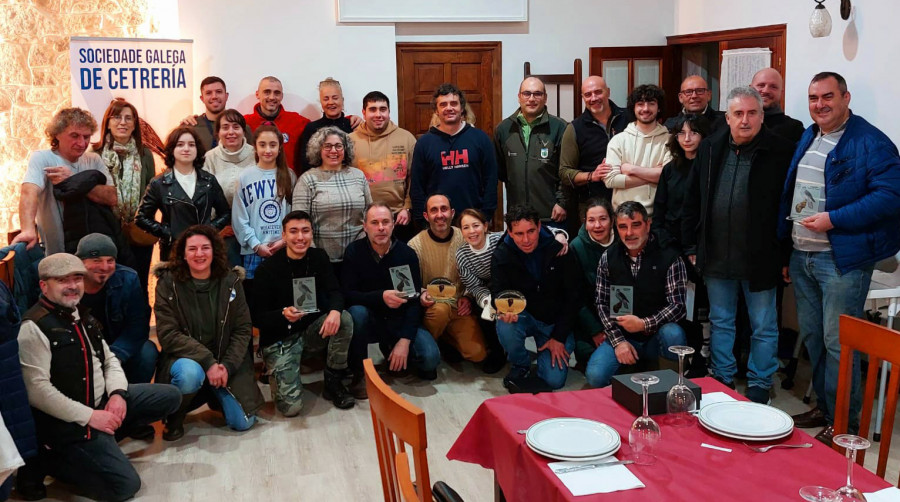 Las aves rapaces reinan en la prueba gallega de cetrería que atrajo a numerosos niños al Monte Iroite