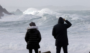 La borrasca Gérard pone en alerta por viento y olas al litoral gallego