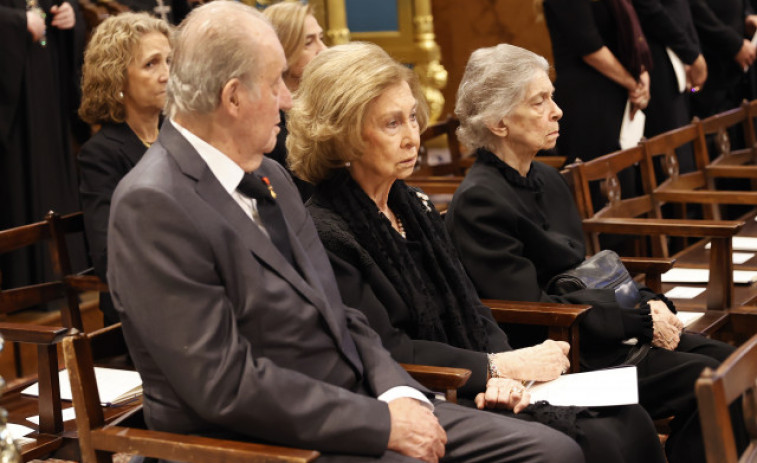 Juan Carlos y Sofía, de nuevo juntos en el funeral de Constantino de Grecia