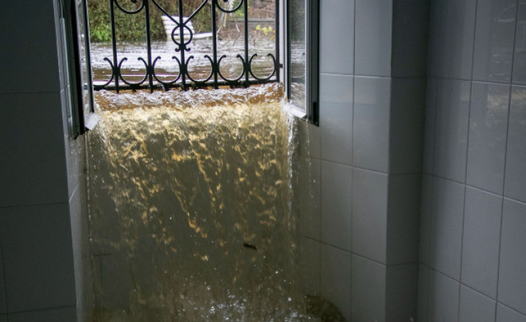 La crecida del Miño inunda el Balneario de Lugo y mantiene calles cortadas