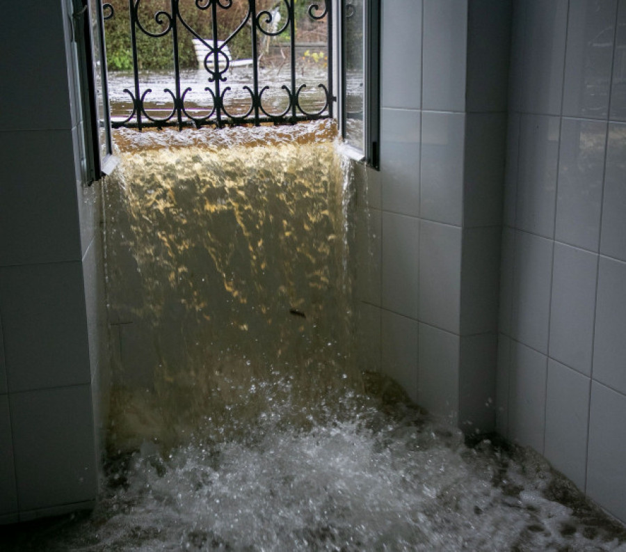 La crecida del Miño inunda el Balneario de Lugo y mantiene calles cortadas