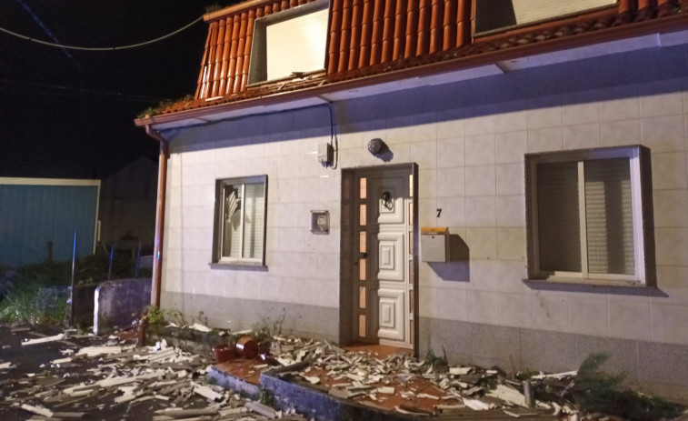 Se desprende la fachada lateral de una vivienda en O Grove a consecuencia del temporal