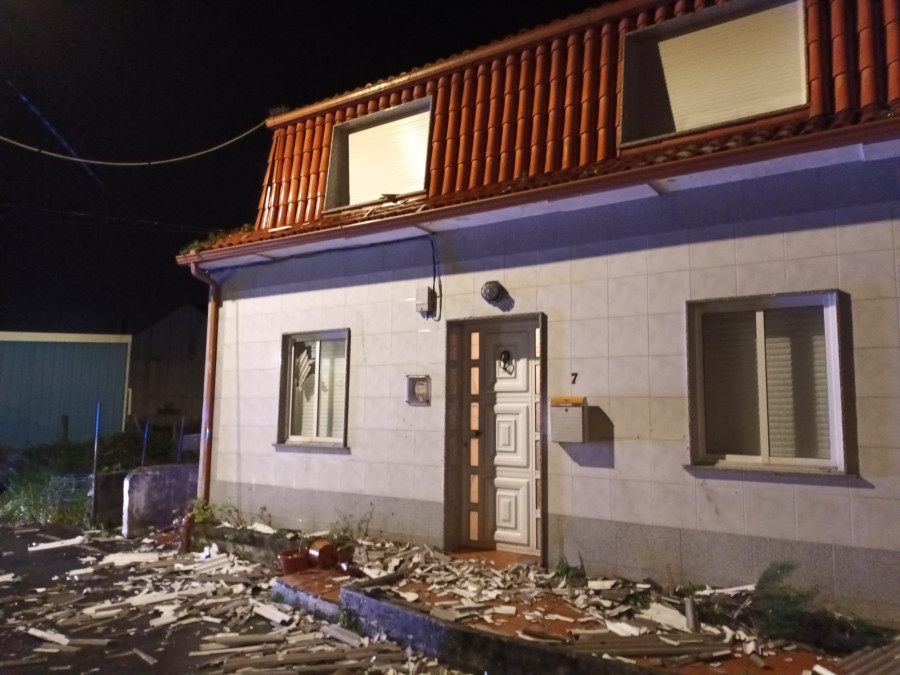 Se desprende la fachada lateral de una vivienda en O Grove a consecuencia del temporal