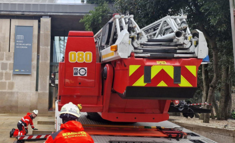 Evacuados unos 30 vecinos de un edificio en Cangas por un incendio en un garaje