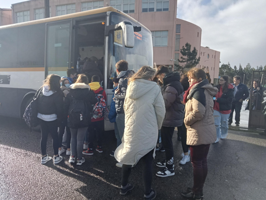 Unos 40 alumnos del Leliadoura se quedaron sin poder subirse al bus escolar por la falta de plazas