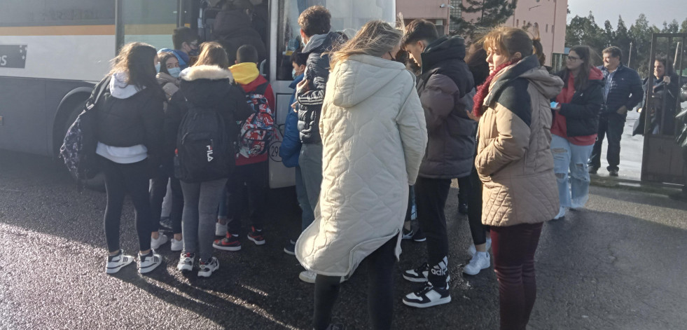 Unos 40 alumnos del Leliadoura se quedaron sin poder subirse al bus escolar por la falta de plazas