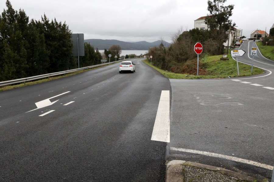 Militantes de Podemos en Catoira exigen que  se pida la finalización del pintado de la PO-548