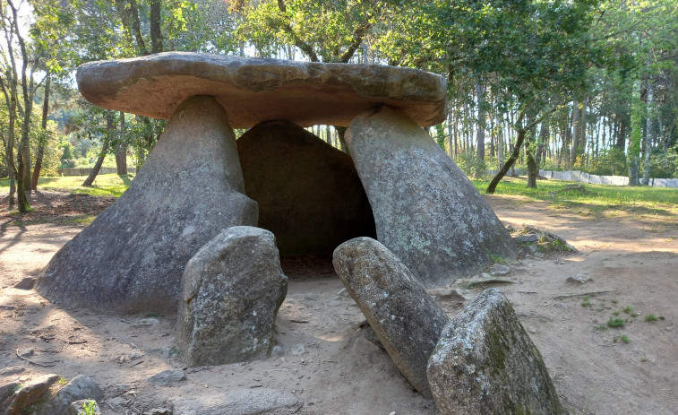 El PSOE de Ribeira propone acondicionar el camino de Gándara al Dolmen de Axeitos y, a su lado, crear una senda peatonal