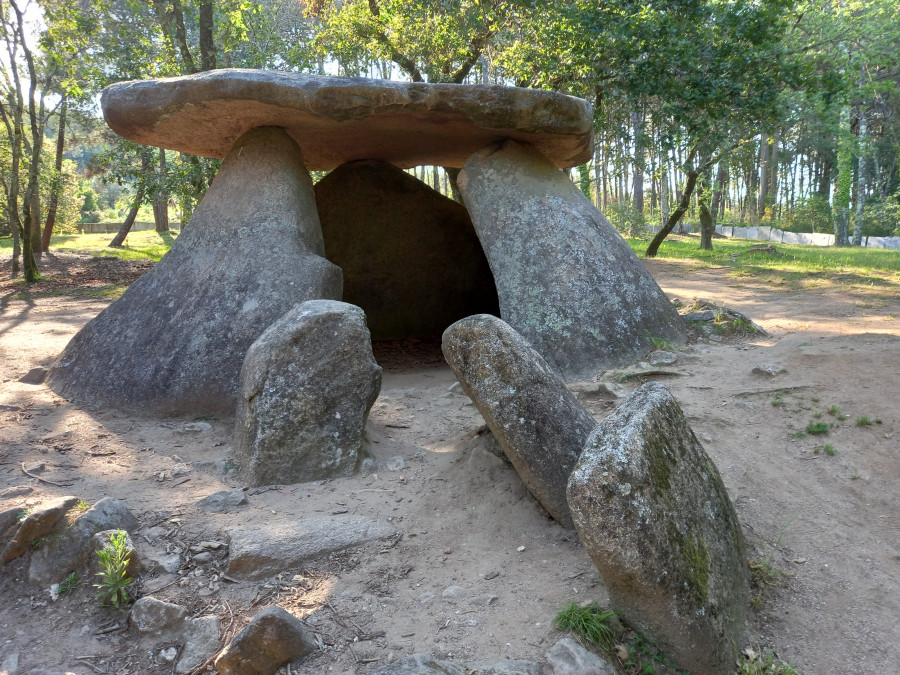 El PSOE de Ribeira propone acondicionar el camino de Gándara al Dolmen de Axeitos y, a su lado, crear una senda peatonal