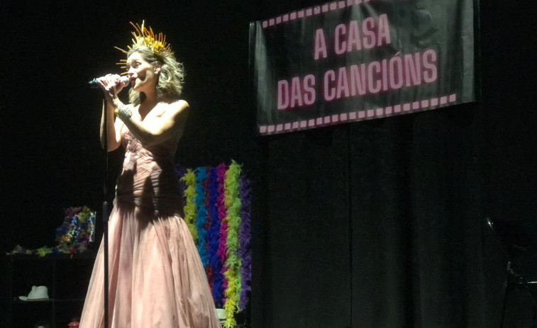 El grupo Mimarte, de Ribeira, triunfa con su función de teatro musical “A casa das canción” en A Pobra