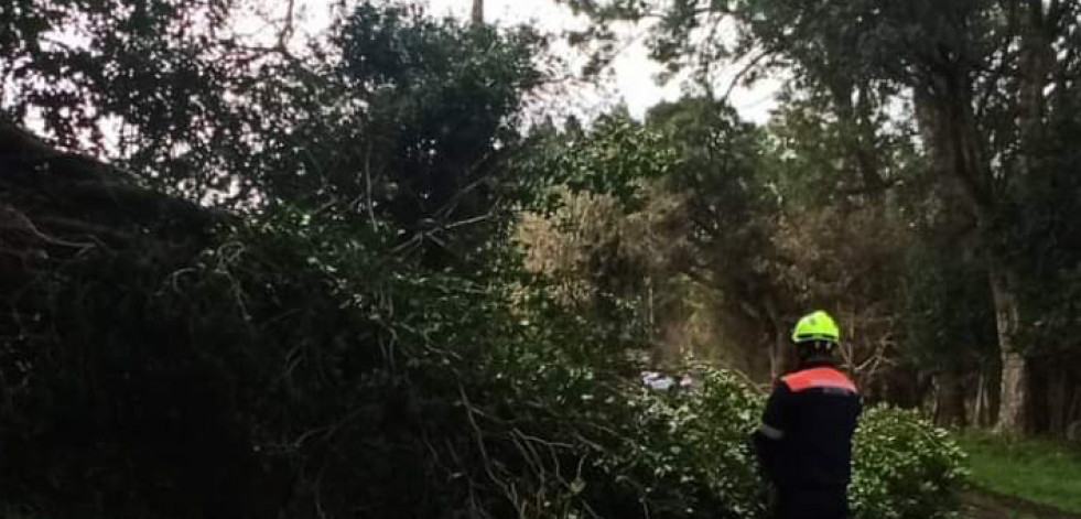 Los servicios de emergencias de Ribeira atendieron más de 50 incidencias por el temporal el lunes y martes