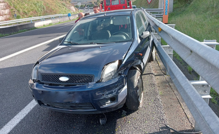 Una conductora de Ribeira resulta herida en un accidente de tráfico en la Autovía do Barbanza, en Taragoña