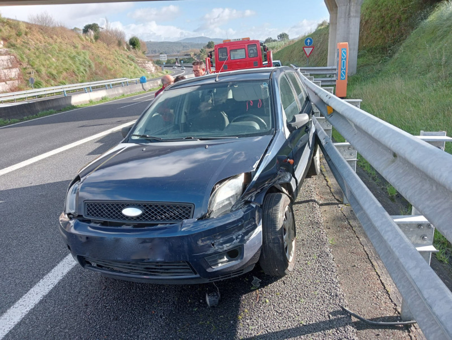 Una conductora de Ribeira resulta herida en un accidente de tráfico en la Autovía do Barbanza, en Taragoña