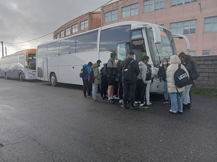 Autorizan prolongar la ruta de bus escolar del Leliadoura de Oleiros a Os Muiños, pero aún no se activó