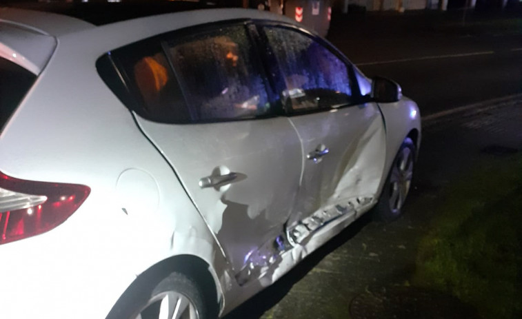 Heridas dos personas en un accidente en la rotonda del final de la Autovía do Barbanza en Ribeira