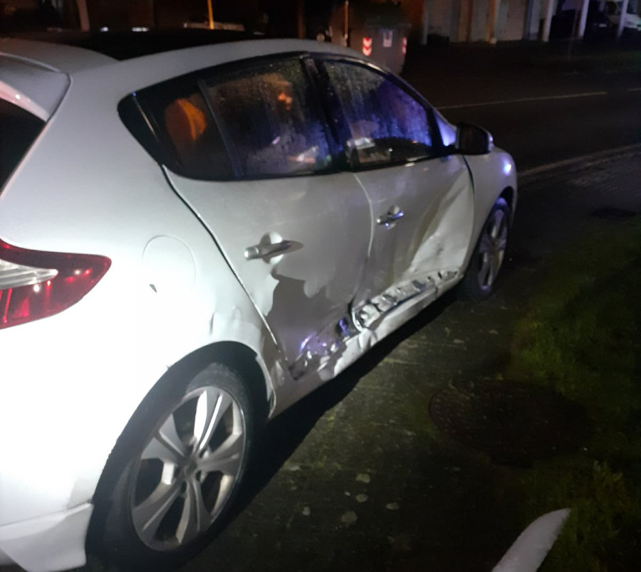 Heridas dos personas en un accidente en la rotonda del final de la Autovía do Barbanza en Ribeira