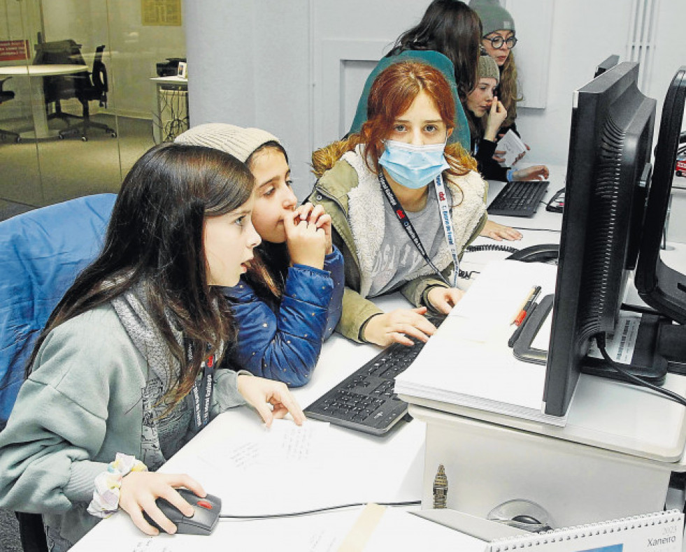 FotoAlumnasdelcolegioManuelMurguaenplenalaborperiodsticaQuintana