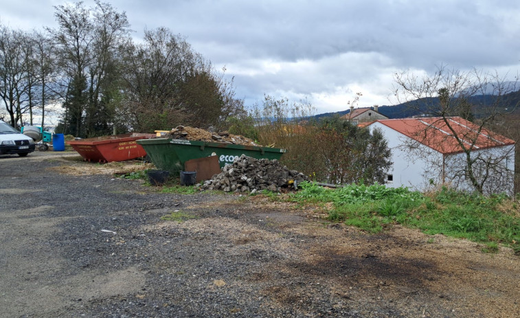 El Gobierno de Boiro sostiene que el vertido hecho junto a los depósitos de agua procede de su limpieza