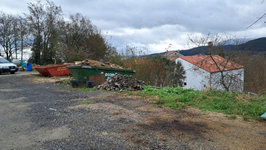 El Gobierno de Boiro sostiene que el vertido hecho junto a los depósitos de agua procede de su limpieza
